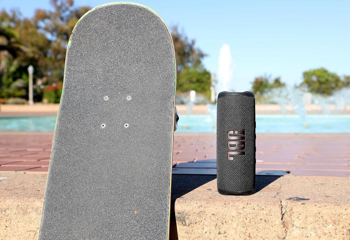 JBL Flip 6 - Portable Bluetooth Speaker, powerful sound and deep bass, IPX7 waterproof, 12 hours of playtime, JBL PartyBoost for multiple speaker pairing for home, outdoor and travel (Blue), photo 6 of 7