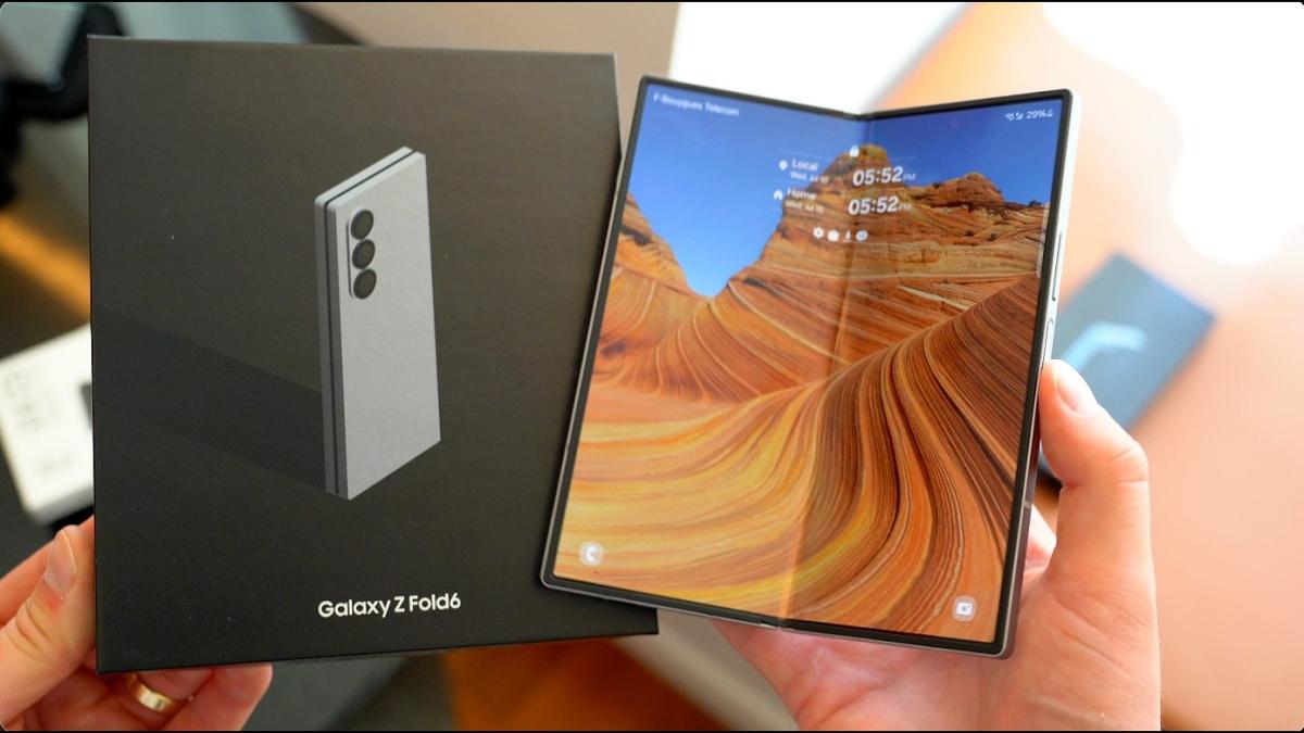 Samsung Galaxy Z Fold 6 256GB Silver - Excellent Condition, photo 2 of 4