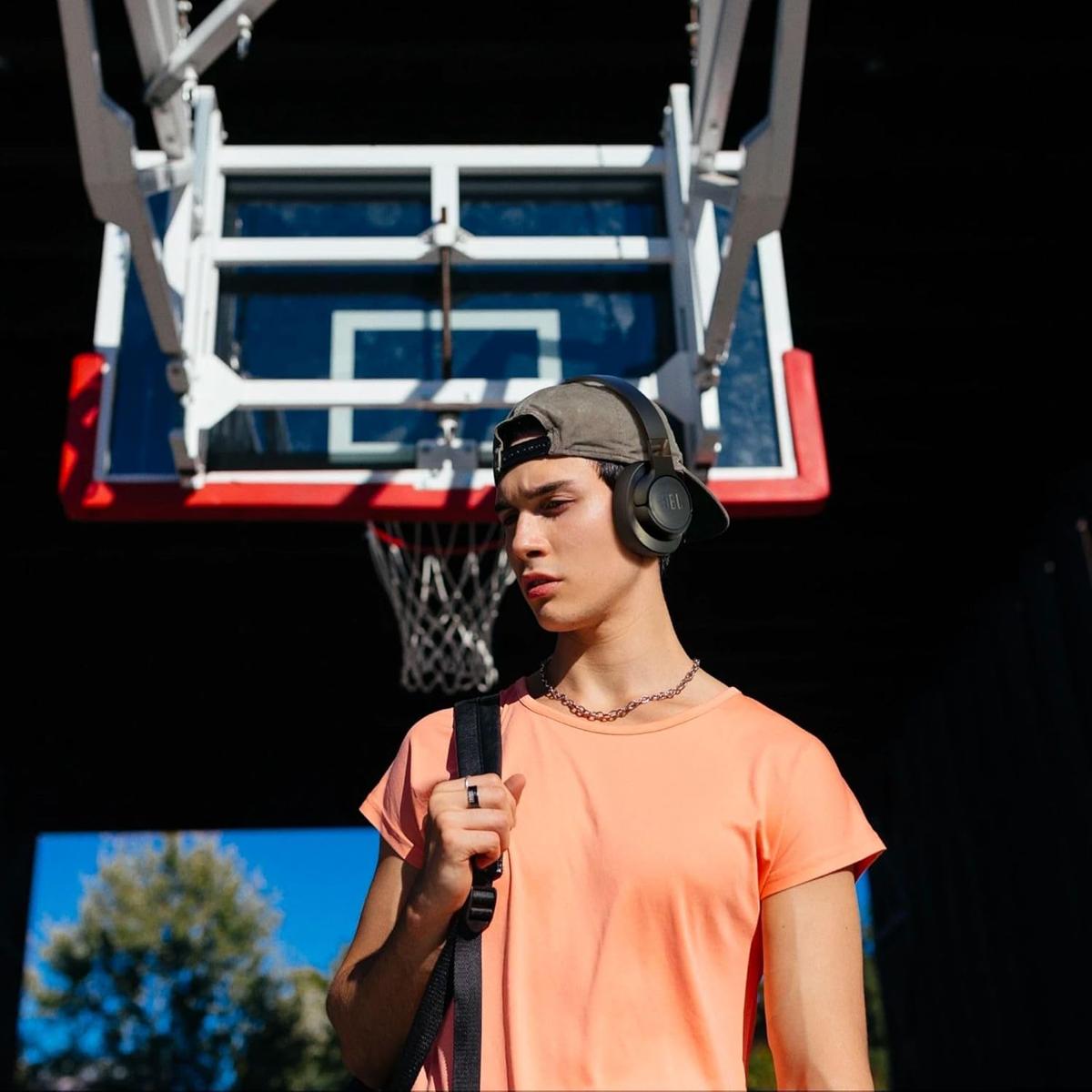 JBL Tune 720BT Wireless Over-Ear Headphones, photo 2 of 4