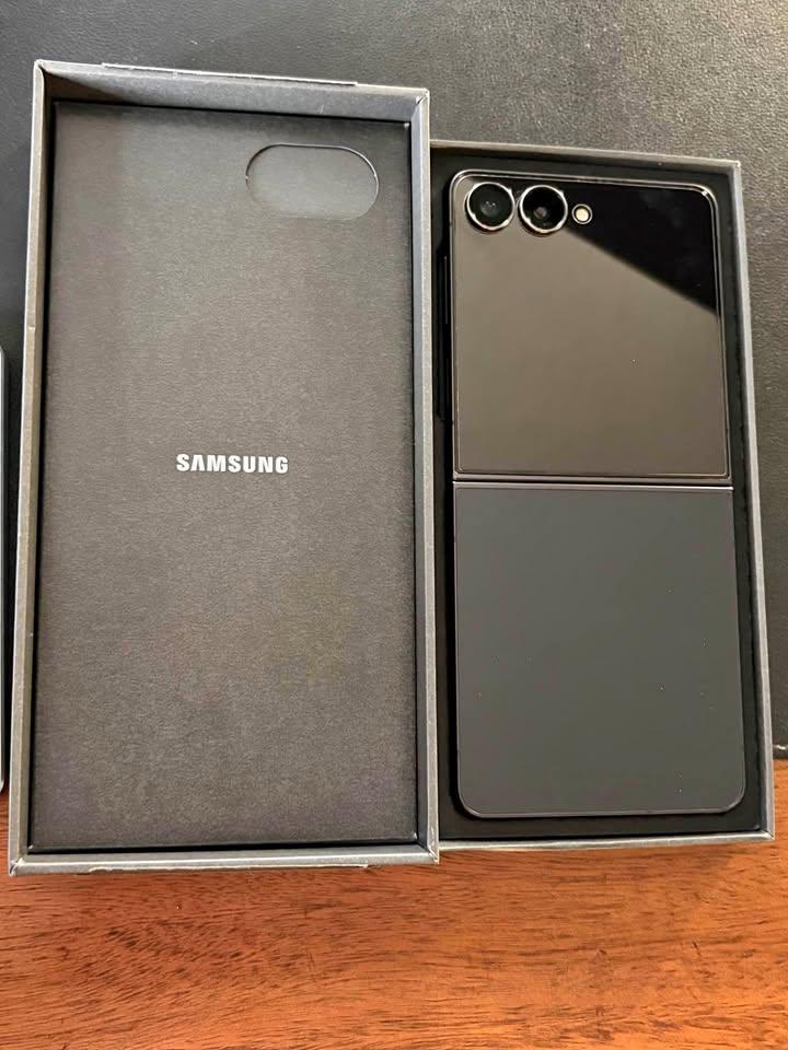 Samsung Galaxy Z Flip 7 512GB – Unlocked Like Brand New | 6 Months Warranty