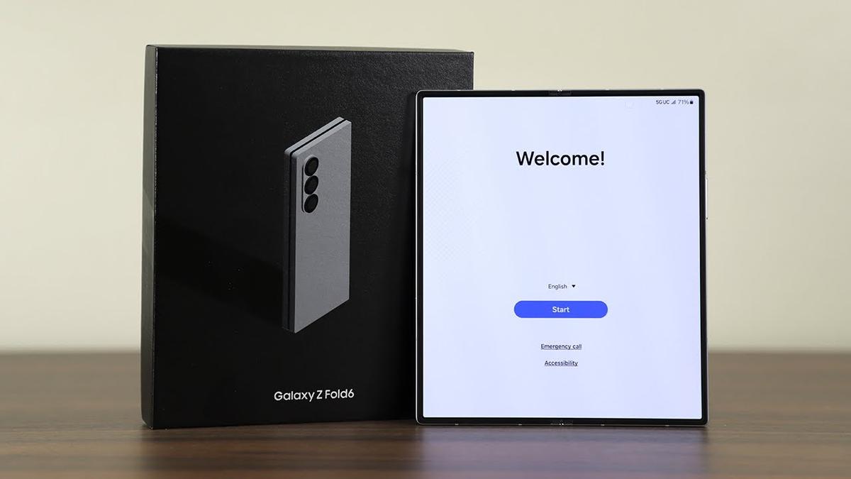 Samsung Galaxy Z Fold 6 256GB Silver - Excellent Condition, photo 3 of 4