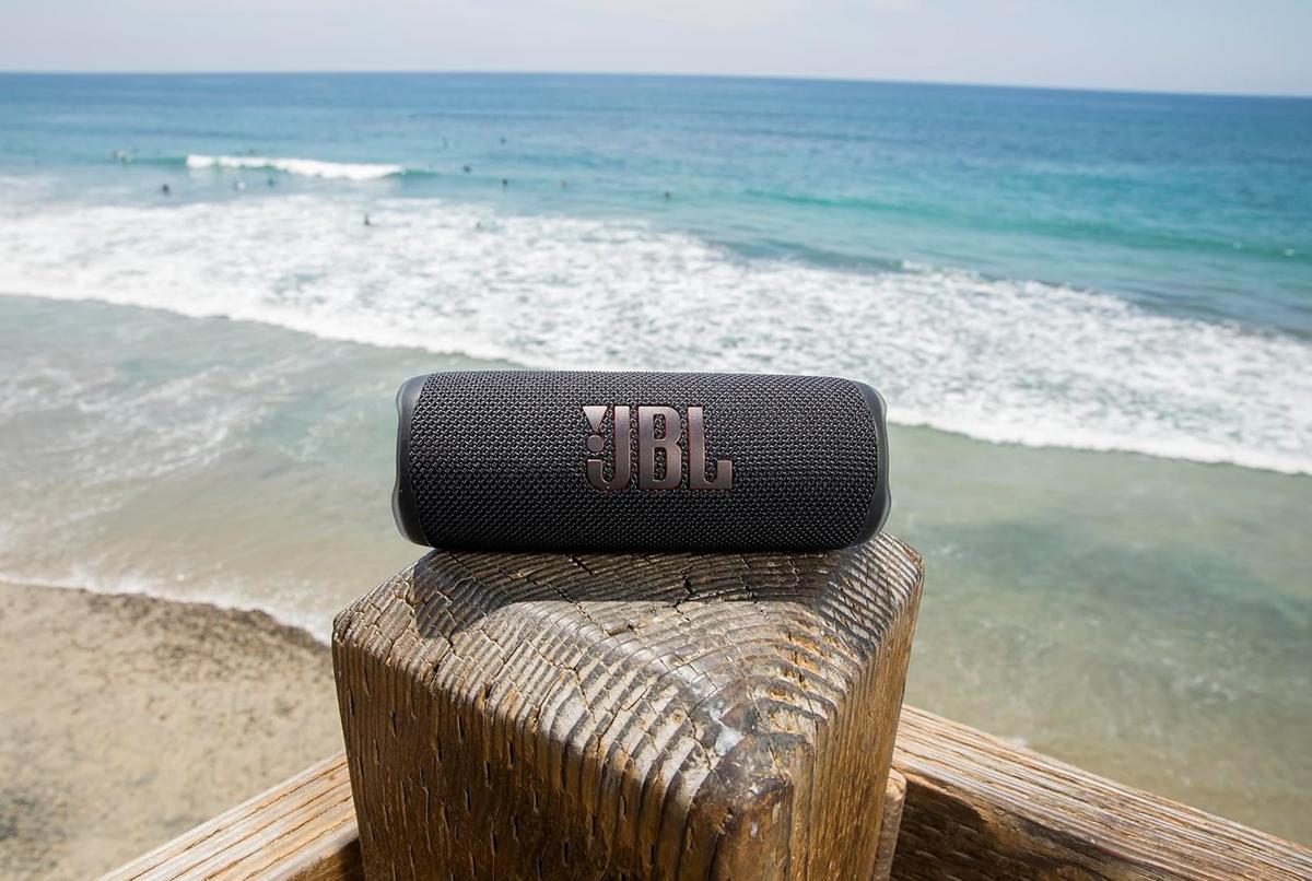 JBL Flip 6 - Portable Bluetooth Speaker, powerful sound and deep bass, IPX7 waterproof, 12 hours of playtime, JBL PartyBoost for multiple speaker pairing for home, outdoor and travel (Blue), photo 3 of 7
