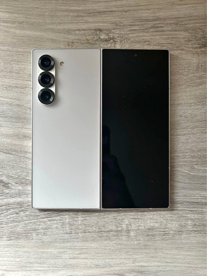 Samsung Galaxy Z Fold 6 512GB Unlocked β Excellent Condition - Under Warranty